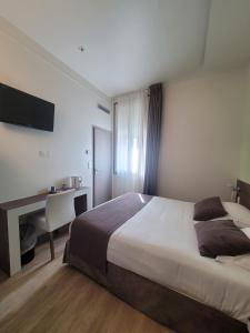 Hotels KYRIAD ORANGE Centre Ville - HOTEL & RESTAURANT & BAR - La Galerie d'Art des Princes - Provence Alpes Cote d'Azur - France - Proche A7-A9 - exit21- Chateauneuf-du-Pape Avignon Bollene Nimes - 24h-24h : photos des chambres