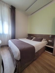 Hotels KYRIAD ORANGE Centre Ville - HOTEL & RESTAURANT & BAR - La Galerie d'Art des Princes - Provence Alpes Cote d'Azur - France - Proche A7-A9 - exit21- Chateauneuf-du-Pape Avignon Bollene Nimes - 24h-24h : photos des chambres