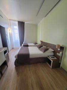 Hotels KYRIAD ORANGE Centre Ville - HOTEL & RESTAURANT & BAR - La Galerie d'Art des Princes - Provence Alpes Cote d'Azur - France - Proche A7-A9 - exit21- Chateauneuf-du-Pape Avignon Bollene Nimes - 24h-24h : photos des chambres