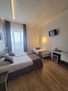 Hotels KYRIAD ORANGE Centre Ville - HOTEL & RESTAURANT & BAR - La Galerie d'Art des Princes - Provence Alpes Cote d'Azur - France - Proche A7-A9 - exit21- Chateauneuf-du-Pape Avignon Bollene Nimes - 24h-24h : photos des chambres