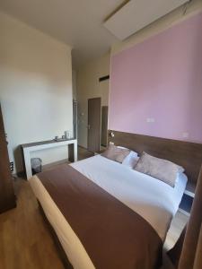 Hotels KYRIAD ORANGE Centre Ville - HOTEL & RESTAURANT & BAR - La Galerie d'Art des Princes - Provence Alpes Cote d'Azur - France - Proche A7-A9 - exit21- Chateauneuf-du-Pape Avignon Bollene Nimes - 24h-24h : photos des chambres