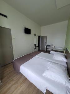 Hotels KYRIAD ORANGE Centre Ville - HOTEL & RESTAURANT & BAR - La Galerie d'Art des Princes - Provence Alpes Cote d'Azur - France - Proche A7-A9 - exit21- Chateauneuf-du-Pape Avignon Bollene Nimes - 24h-24h : photos des chambres