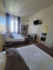 Hotels KYRIAD ORANGE Centre Ville - HOTEL & RESTAURANT & BAR - La Galerie d'Art des Princes - Provence Alpes Cote d'Azur - France - Proche A7-A9 - exit21- Chateauneuf-du-Pape Avignon Bollene Nimes - 24h-24h : photos des chambres