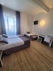 Hotels KYRIAD ORANGE Centre Ville - HOTEL & RESTAURANT & BAR - La Galerie d'Art des Princes - Provence Alpes Cote d'Azur - France - Proche A7-A9 - exit21- Chateauneuf-du-Pape Avignon Bollene Nimes - 24h-24h : photos des chambres