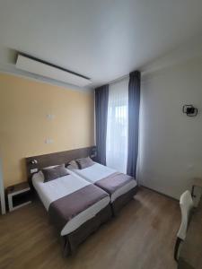 Hotels KYRIAD ORANGE Centre Ville - HOTEL & RESTAURANT & BAR - La Galerie d'Art des Princes - Provence Alpes Cote d'Azur - France - Proche A7-A9 - exit21- Chateauneuf-du-Pape Avignon Bollene Nimes - 24h-24h : photos des chambres