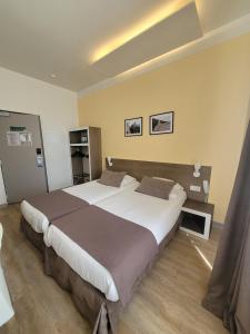 Hotels KYRIAD ORANGE Centre Ville - HOTEL & RESTAURANT & BAR - La Galerie d'Art des Princes - Provence Alpes Cote d'Azur - France - Proche A7-A9 - exit21- Chateauneuf-du-Pape Avignon Bollene Nimes - 24h-24h : photos des chambres
