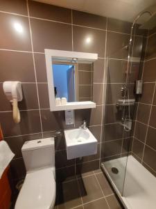 Hotels KYRIAD ORANGE Centre Ville - HOTEL & RESTAURANT & BAR - La Galerie d'Art des Princes - Provence Alpes Cote d'Azur - France - Proche A7-A9 - exit21- Chateauneuf-du-Pape Avignon Bollene Nimes - 24h-24h : Chambre Quadruple Confort