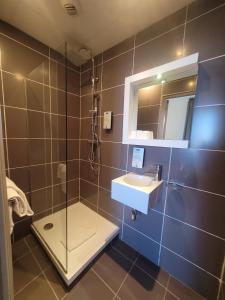 Hotels KYRIAD ORANGE Centre Ville - HOTEL & RESTAURANT & BAR - La Galerie d'Art des Princes - Provence Alpes Cote d'Azur - France - Proche A7-A9 - exit21- Chateauneuf-du-Pape Avignon Bollene Nimes - 24h-24h : photos des chambres
