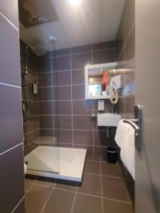 Hotels KYRIAD ORANGE Centre Ville - HOTEL & RESTAURANT & BAR - La Galerie d'Art des Princes - Provence Alpes Cote d'Azur - France - Proche A7-A9 - exit21- Chateauneuf-du-Pape Avignon Bollene Nimes - 24h-24h : photos des chambres