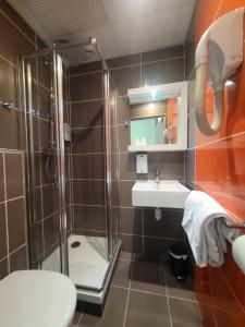 Hotels KYRIAD ORANGE Centre Ville - HOTEL & RESTAURANT & BAR - La Galerie d'Art des Princes - Provence Alpes Cote d'Azur - France - Proche A7-A9 - exit21- Chateauneuf-du-Pape Avignon Bollene Nimes - 24h-24h : photos des chambres