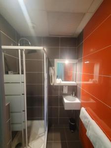Hotels KYRIAD ORANGE Centre Ville - HOTEL & RESTAURANT & BAR - La Galerie d'Art des Princes - Provence Alpes Cote d'Azur - France - Proche A7-A9 - exit21- Chateauneuf-du-Pape Avignon Bollene Nimes - 24h-24h : photos des chambres