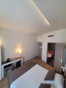 Hotels KYRIAD ORANGE Centre Ville - HOTEL & RESTAURANT & BAR - La Galerie d'Art des Princes - Provence Alpes Cote d'Azur - France - Proche A7-A9 - exit21- Chateauneuf-du-Pape Avignon Bollene Nimes - 24h-24h : photos des chambres