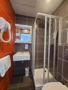 Hotels KYRIAD ORANGE Centre Ville - HOTEL & RESTAURANT & BAR - La Galerie d'Art des Princes - Provence Alpes Cote d'Azur - France - Proche A7-A9 - exit21- Chateauneuf-du-Pape Avignon Bollene Nimes - 24h-24h : photos des chambres