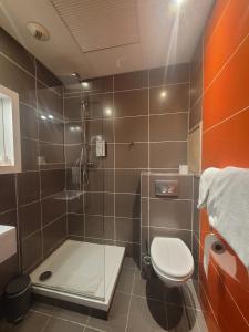Hotels KYRIAD ORANGE Centre Ville - HOTEL & RESTAURANT & BAR - La Galerie d'Art des Princes - Provence Alpes Cote d'Azur - France - Proche A7-A9 - exit21- Chateauneuf-du-Pape Avignon Bollene Nimes - 24h-24h : photos des chambres