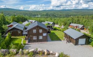 A wonderful estate of two houses forseasons!