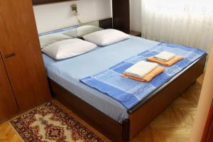 Apartments with parking space Novi Vinodolski - 22393