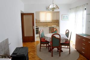 Apartments with parking space Novi Vinodolski - 22393