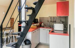 Maisons de vacances Stunning Home In Crouzilles With Kitchen : photos des chambres