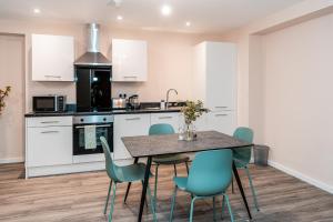 Entire 2 Bedroom and 2 Bathroom Apartment in Manchester City -Free underground Parking