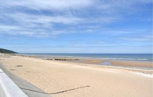 Maisons de vacances Awesome Home In Blonville-sur-mer With Kitchen : photos des chambres