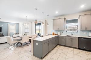 2957 FS - Luxury Oasis: 6BR Villa Pool Game