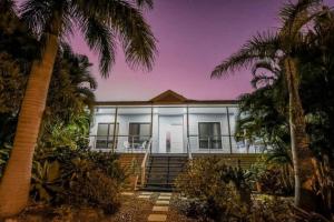 Agnes Bliss - Stunning, Central Four-Bedroom Beach House in Sunny Agnes Water