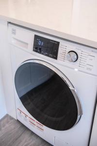 Ll212 - Parking, Laundry, Balcony, Fast Wi-fi!