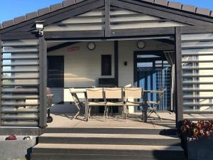 Chalet en bois 3 chambres dans domaine sécurisé avec piscine chauffée - FR-1-783-13