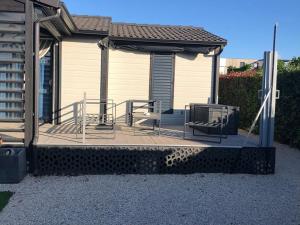 Chalet en bois 3 chambres dans domaine sécurisé avec piscine chauffée - FR-1-783-13