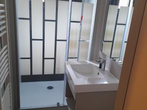 Chalets Charmant Chalet 3 Chambres avec Piscine Couverte a 10 min de la Plage de La Baule - FR-1-783-18 : photos des chambres