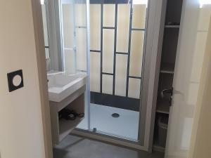 Chalets Charmant Chalet 3 Chambres avec Piscine Couverte a 10 min de la Plage de La Baule - FR-1-783-18 : photos des chambres