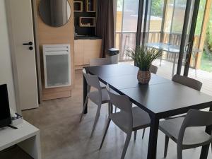 Chalets Charmant Chalet 3 Chambres avec Piscine Couverte a 10 min de la Plage de La Baule - FR-1-783-18 : photos des chambres