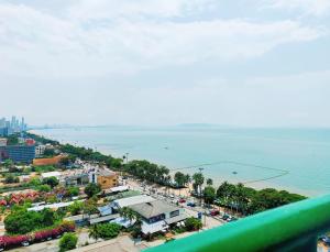Thiantong seaview beachfront seaside condo 30m to Jomtien beach