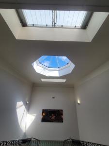 Hotels KYRIAD ORANGE Centre Ville - HOTEL & RESTAURANT & BAR - La Galerie d'Art des Princes - Provence Alpes Cote d'Azur - France - Proche A7-A9 - exit21- Chateauneuf-du-Pape Avignon Bollene Nimes - 24h-24h : photos des chambres