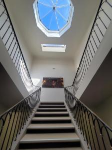 Hotels KYRIAD ORANGE Centre Ville - HOTEL & RESTAURANT & BAR - La Galerie d'Art des Princes - Provence Alpes Cote d'Azur - France - Proche A7-A9 - exit21- Chateauneuf-du-Pape Avignon Bollene Nimes - 24h-24h : photos des chambres