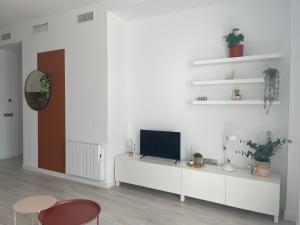 Lichtrijk appartement 400m van de zee met zwembad.