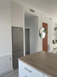 Lichtrijk appartement 400m van de zee met zwembad.