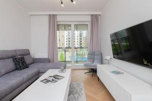 Beautiful Family Apartment with Balcony & Parking by Renters
