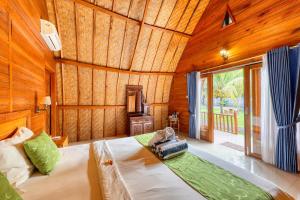 Phòng Giường Đôi Nhìn Ra Hồ Bơi (Double Room with Pool View)