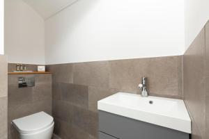 Stag Cottage, Sea wall