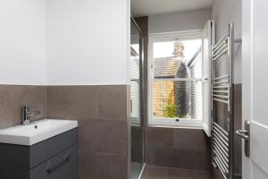 Stag Cottage, Sea wall