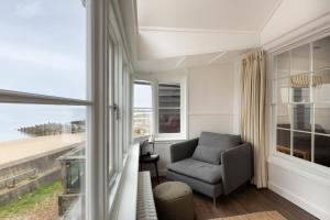 Stag Cottage, Sea wall