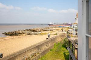 Stag Cottage, Sea wall