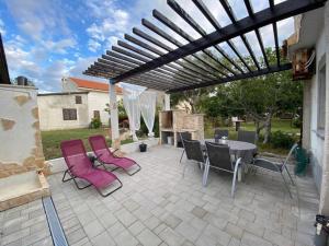 Wohnung in Privlaka mit Terrasse, Grill und Garten