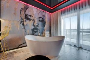 Glamorous Jacuzzi Suite by Downtown Apartments