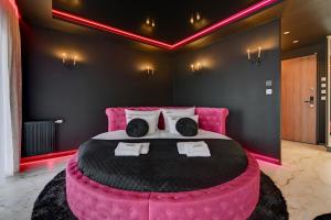 Glamorous Jacuzzi Suite by Downtown Apartments