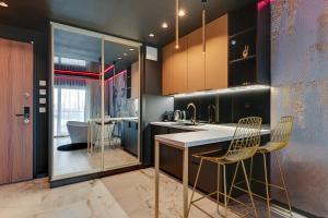 Glamorous Jacuzzi Suite by Downtown Apartments