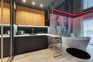 Glamorous Jacuzzi Suite by Downtown Apartments