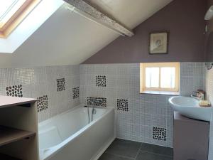 Maisons de vacances Grand gite de groupe pour se retrouver en famille ou entre amis proche plage debarquement : photos des chambres