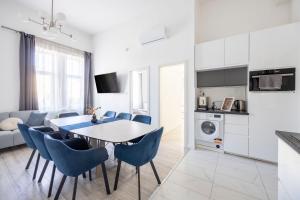 Deluxe Central Grand Residence w 5 BEDRMS